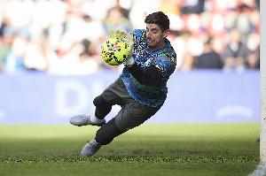 TA：知情人士透露，皇马门将库尔图瓦最多可能伤缺8周