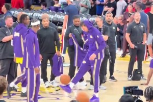 足篮两开花！东契奇此前热身秀了一波颠球，看上去相当娴熟啊